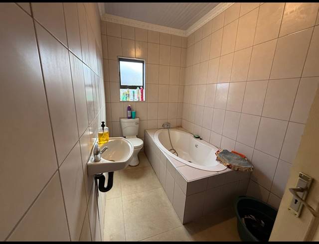 3 BEDROOM HOUSE TO LET IN GOLDEN GARDENS